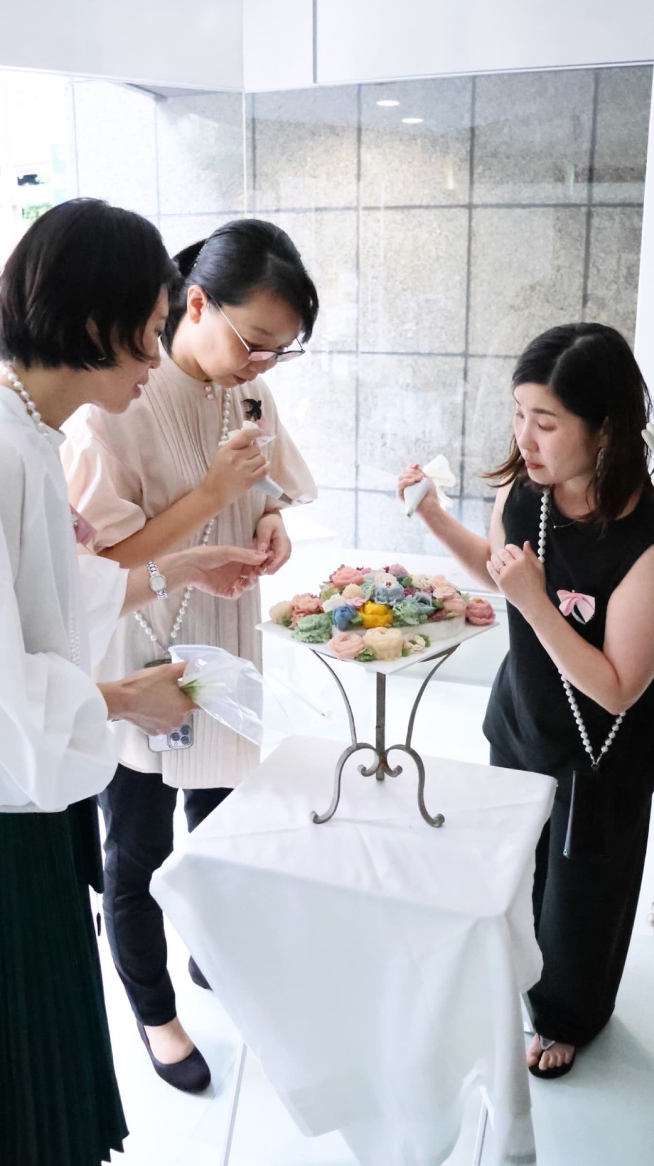 展示会で絞りを進める受講生たち