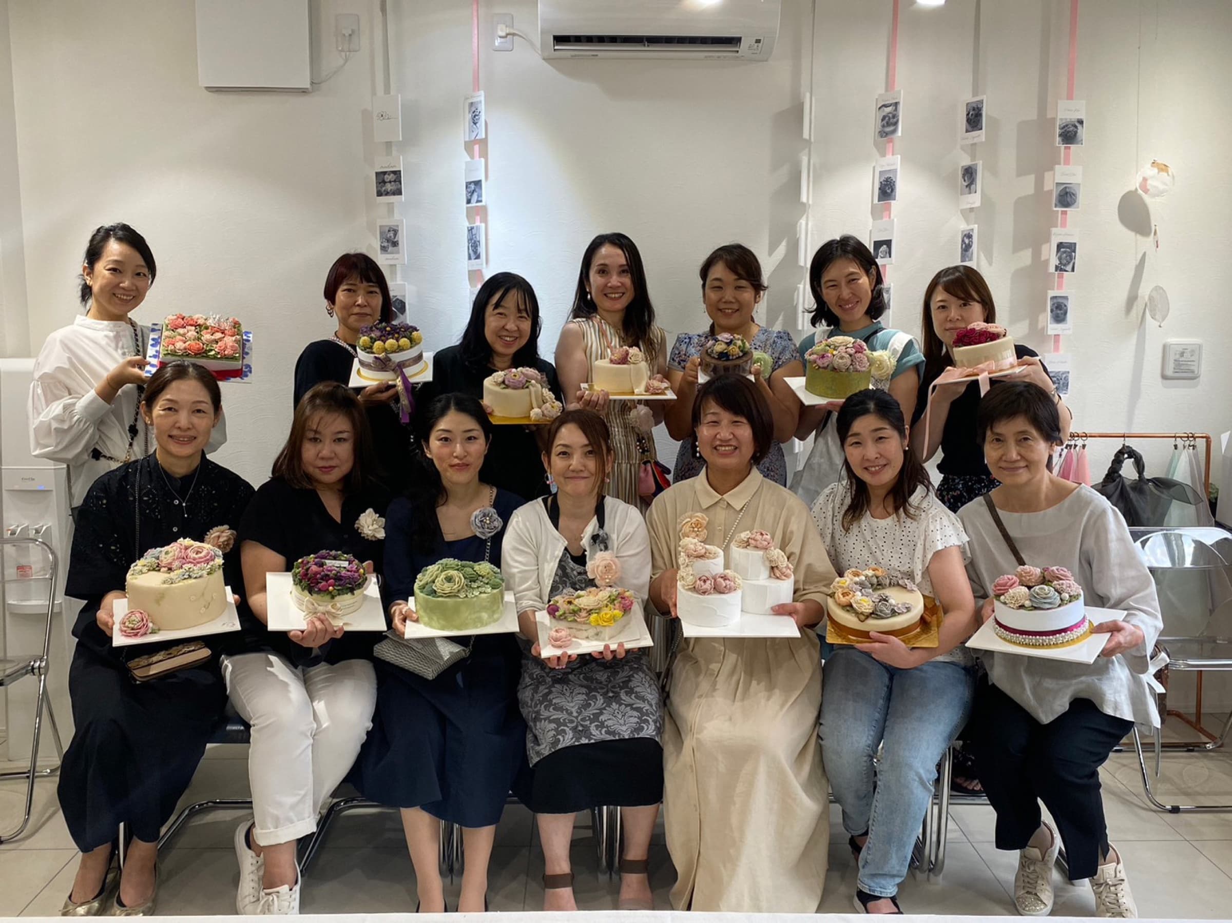 完成した作品を手にした受講生たちの集合写真