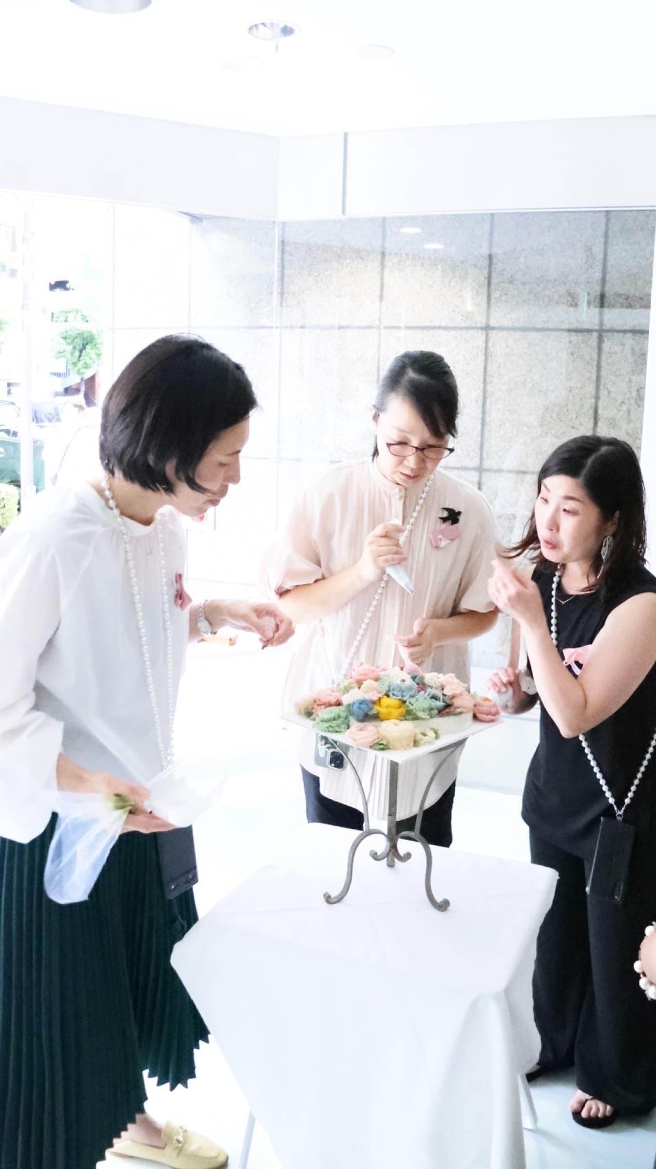 展示会で作品を仕上げる受講生たち